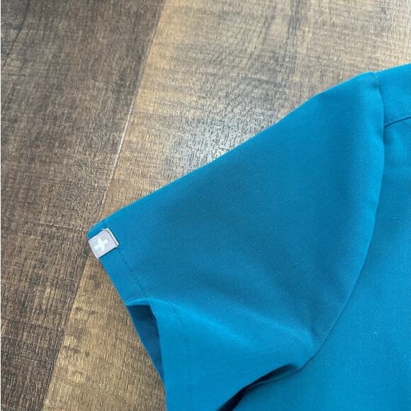 Figs Pacific Blue Casma Three-Pocket Scrub Top  Size Small - Picture 4 of 8
